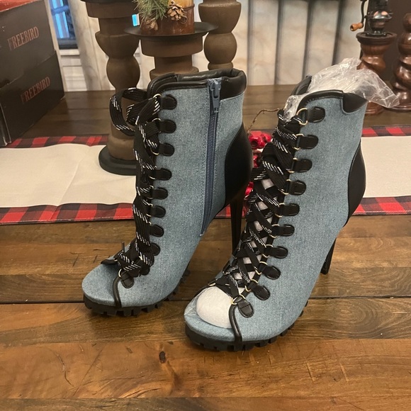 Shoe Dazzle Davina- Denim- Size 7.5 $25 - Picture 2 of 5